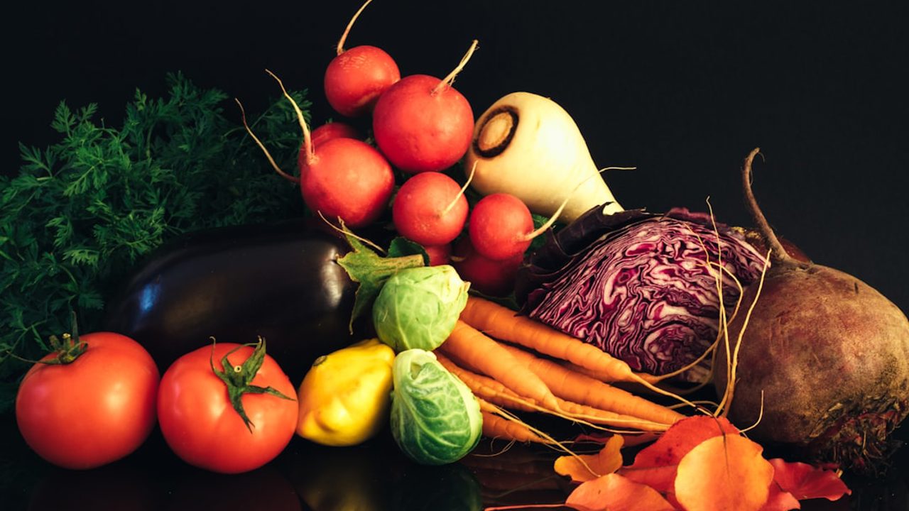 I decided to gather some autumn vegetables, pile them into a nice-looking form, and see how they looked. The autumn leaves were just for effect!