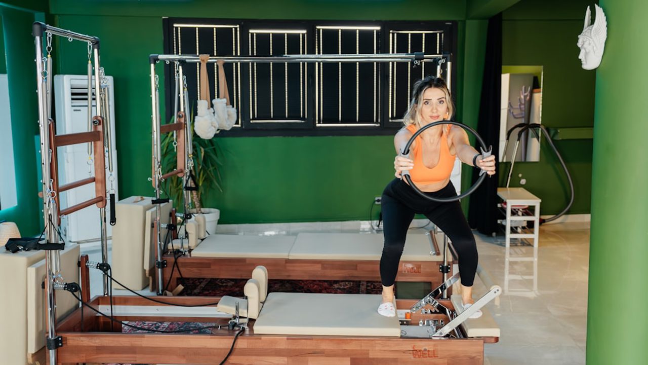 Home Pilates or Studio Pilates? Selection Criteria, Benefits, and Key Differences