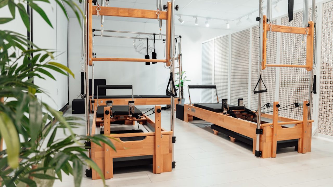 Home Pilates or Studio Pilates? Selection Criteria, Benefits, and Key Differences