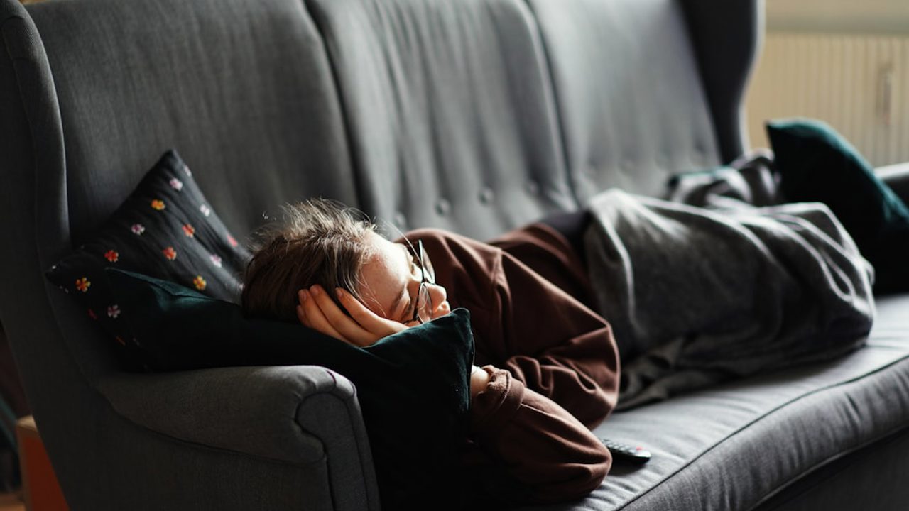 How to Establish a Sleep Schedule for Shift Work: Light, Nutrition, and Napping Strategies