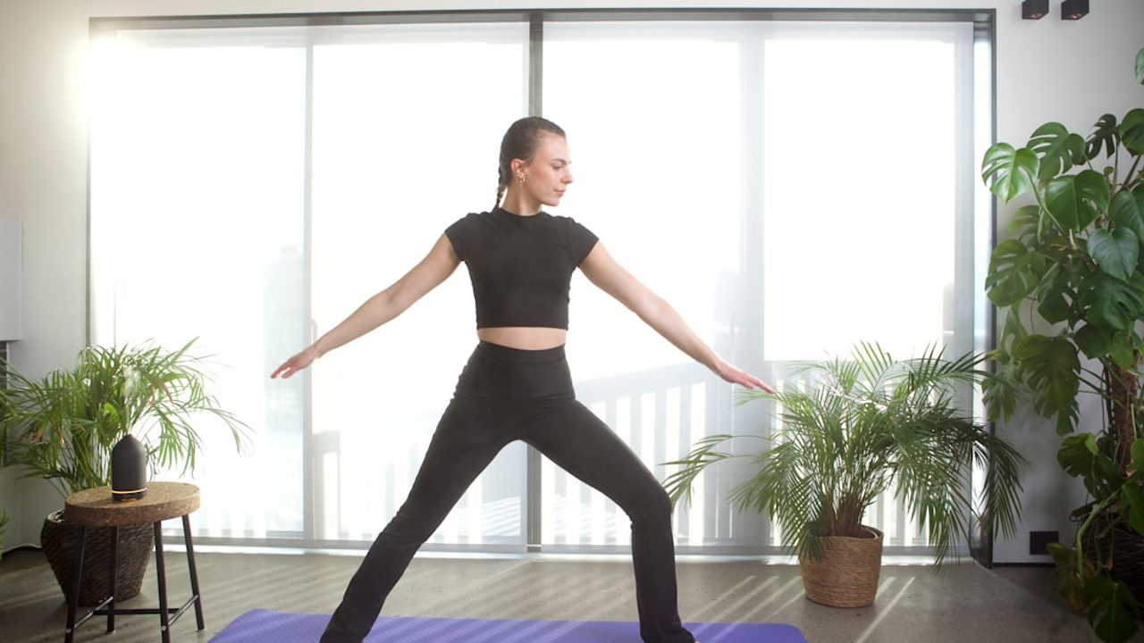 Work out with indoor plants and aromatic scents spreading from the Black Volant diffuser. 
