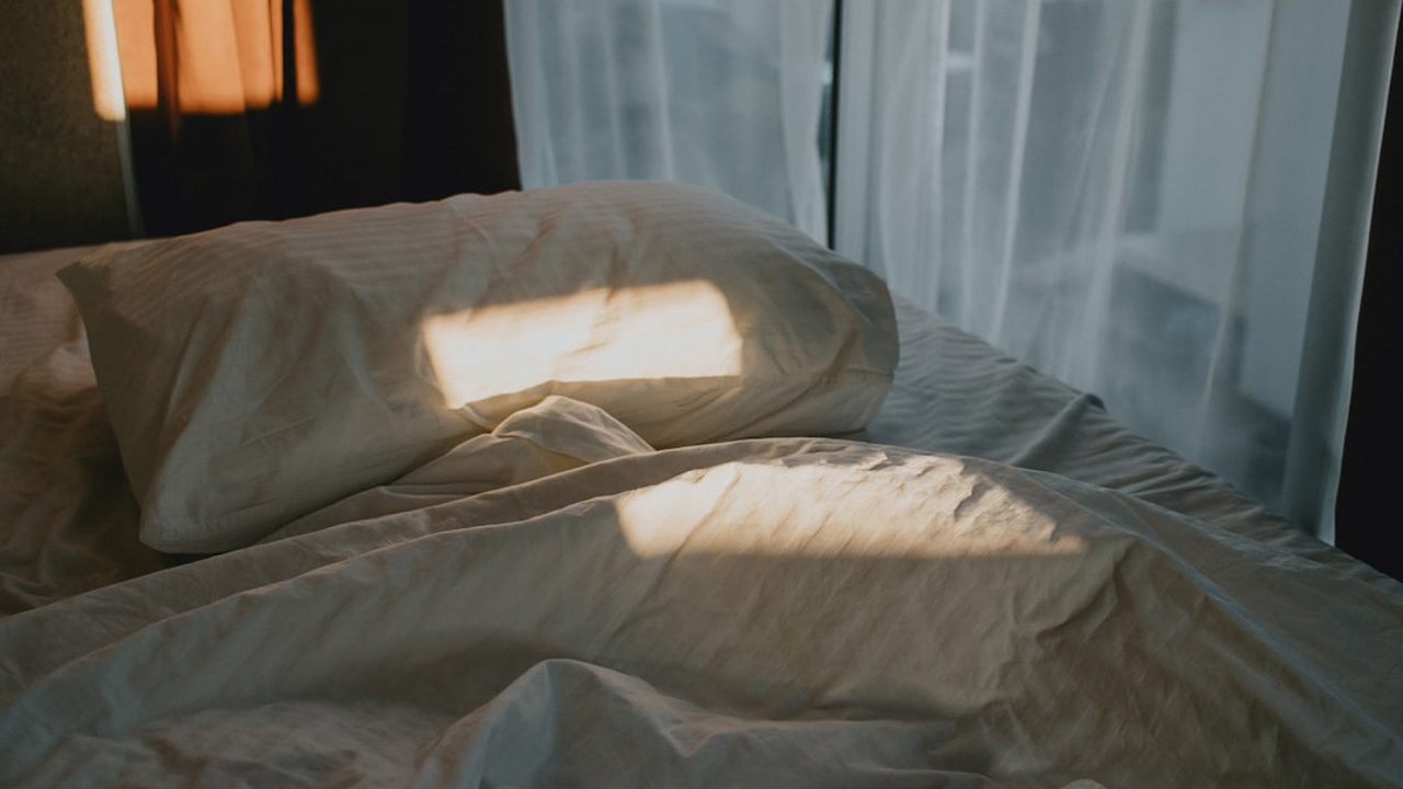 What Is Social Jetlag? How Weekend Sleep Increases Monday Fatigue and How to Reduce It